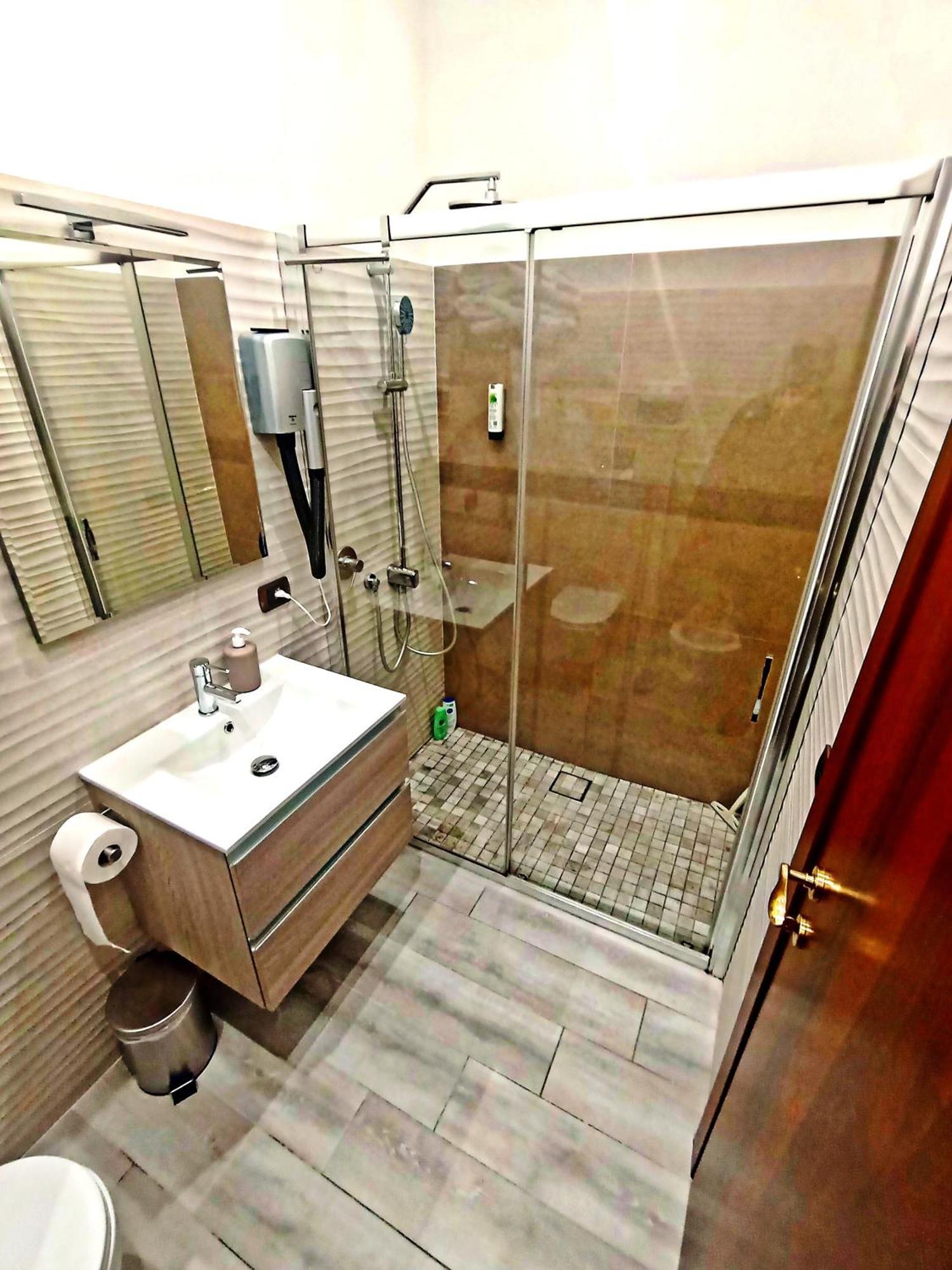 Apartment 2 Rom